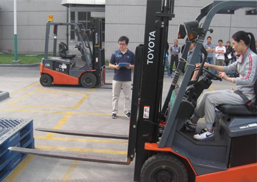 操作叉車前檢查、避讓障礙物、叉車倒車行駛要求、叉車停車放置及行為規范。